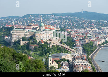 Budapest, Ungarn - 10. Juni 2019: Ansicht von Süden der Budaer Burg auf dem westlichen Ufer der Donau, mit der Budaer Seite der ungarischen Hauptstadt Stockfoto