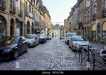 Rue Châteaubriand eine der wichtigsten Straßen im älteren Teil von Fougères, Bretagne, Frankreich in den frühen Morgenstunden Stockfoto