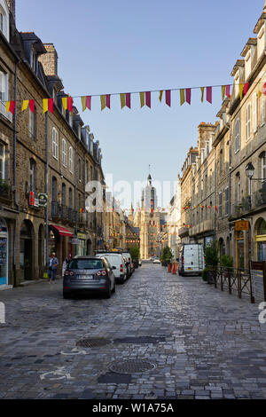 Rue Lesueur eine der wichtigsten Straßen im älteren Teil von Fougères, Bretagne, Frankreich in den frühen Morgenstunden in Richtung Kirche suchen Stockfoto