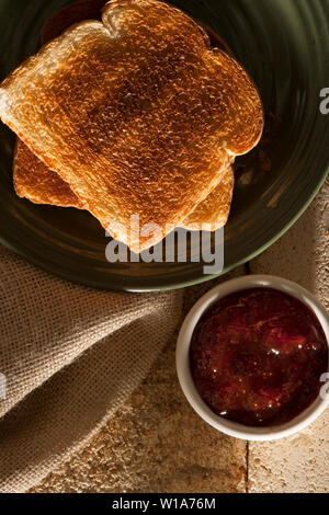 Toast und Erdbeermarmelade Stockfoto