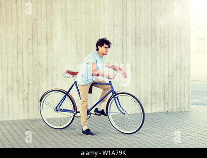 junge Hipster Mann reitet festen Gang Fahrrad Stockfoto