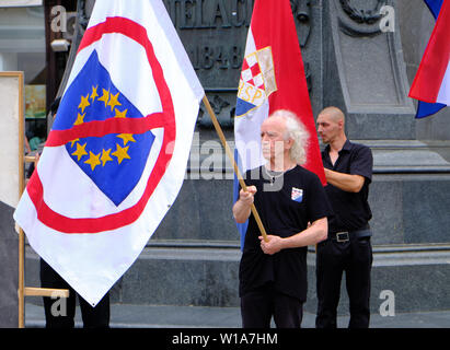 Zagreb, Kroatien, 23. Juni 2019: Rechtsgerichtete politische Demonstrant tragen HSP T-Shirt winkt eine Fahne der Europäischen Union Stockfoto