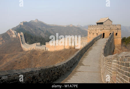 Die Große Mauer in China. Dieser Abschnitt der Großen Mauer ist Jinshanling, einer wilden Teil mit herrlicher Aussicht. Die Große Mauer in China in der Nähe von Beijing. UNESCO. Stockfoto