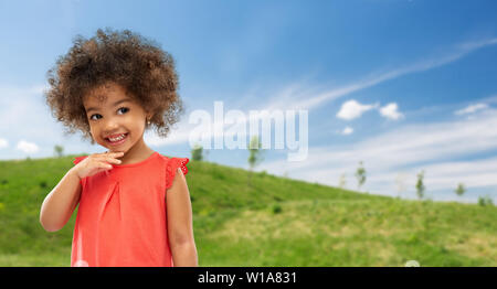 Glückliche kleine afrikanische amerikanische Mädchen im Sommer Stockfoto