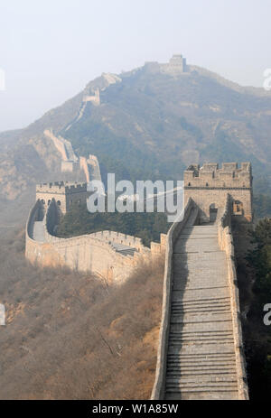 Die Große Mauer in China. Dieser Abschnitt der Großen Mauer ist Jinshanling, einer wilden Teil mit herrlicher Aussicht. Die Große Mauer in China in der Nähe von Beijing. UNESCO. Stockfoto