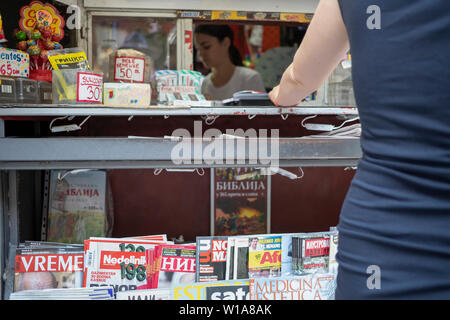 Belgrad, Serbien, 16. Juni 2019: Street Scene mit Frau Kauf bei einem Magazin und Kiosk in Zemun Stockfoto