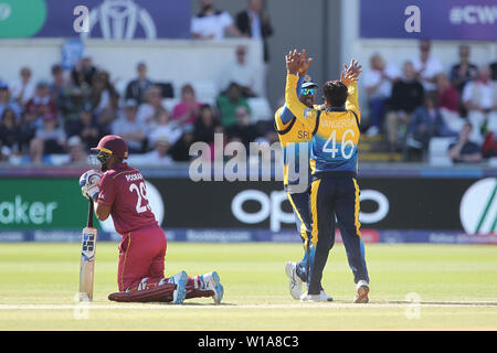 CHESTER LE STREET, ENGLAND 30. JUNI Jeffrey Vandersay von Sri Lanka feiert mit Jeevan Mendis, die nach ihrem kombinierten West Indies' Jason Inhaber während der ICC Cricket World Cup 2019 Match zwischen Sri Lanka und Westinseln an Emirates Riverside, Chester Le Street, am Montag, den 1. Juli 2019 entlassen. (Credit: Mark Fletcher | MI Nachrichten) Credit: MI Nachrichten & Sport/Alamy leben Nachrichten Stockfoto