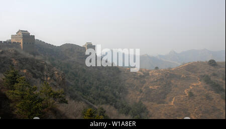 Die Große Mauer in China. Dieser Abschnitt der Großen Mauer ist Jinshanling, einer wilden Teil mit herrlicher Aussicht. Die Große Mauer in China in der Nähe von Beijing. UNESCO. Stockfoto