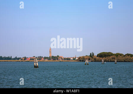 Annäherung an Burano aus dem Canale di Burano, Laguna di Venezia, Venedig, Italien Stockfoto