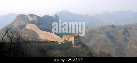 Die Große Mauer in China. Dieser Abschnitt der Großen Mauer ist Jinshanling, einer wilden Teil mit herrlicher Aussicht. Die Große Mauer in China in der Nähe von Beijing. UNESCO. Stockfoto