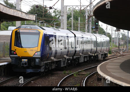 Am ersten Tag im Personennahverkehr mit Northern Rail für CAF gebaut Klasse 195 Civity diesel multiple Unit in Carnforth station am Montag, dem 1. Juli 2019. Stockfoto