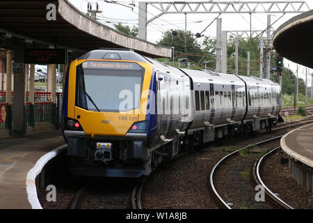 Am ersten Tag im Personennahverkehr mit Northern Rail für CAF gebaut Klasse 195 Civity diesel multiple Unit in Carnforth station am Montag, dem 1. Juli 2019. Stockfoto