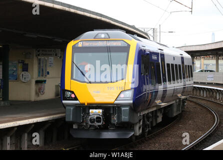 Am ersten Tag im Personennahverkehr mit Northern Rail für CAF gebaut Klasse 195 Civity diesel multiple Unit in Carnforth station am Montag, dem 1. Juli 2019. Stockfoto