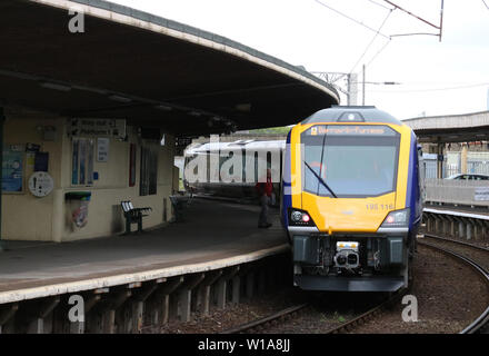 Am ersten Tag im Personennahverkehr mit Northern Rail für CAF gebaut Klasse 195 Civity diesel multiple Unit in Carnforth station am Montag, dem 1. Juli 2019. Stockfoto