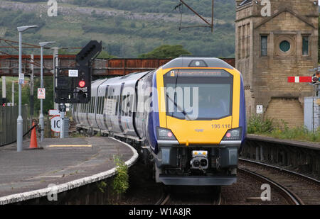 Am ersten Tag im Personennahverkehr mit Northern Rail für CAF gebaut Klasse 195 Civity diesel multiple Unit in Carnforth station am Montag, dem 1. Juli 2019. Stockfoto