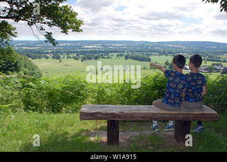 North Downs, Kent/UK. Zwei Kinder, zwei Jungen genießen den Blick von der North Downs Way in Kent. Malerischer Blick auf die englische Landschaft in Kent. Stockfoto