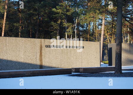 Ein Zeichen an der Wand für die Gedenkstätte Bergen Belsen Concentration Camp in Deutschland Stockfoto
