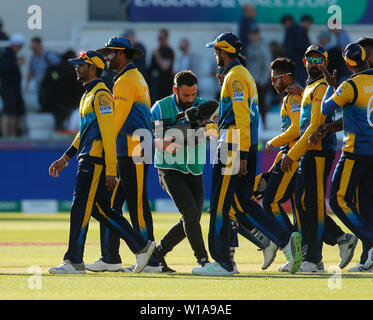 Emirate Riverside, Chester-le-Street, Durham, UK. 1. Juli 2019. ICC World Cup Cricket, Sri Lanka gegen Westinseln; Sri Lanka Spieler weg, nachdem Sie das Match um 23 läuft Credit: Aktion plus Sport/Alamy Leben Nachrichten gewonnen hatte Stockfoto