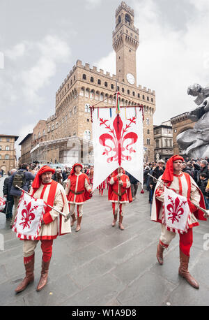 Florenz, Toskana, Italien - 6. Januar 2018: Standartenträger und Trompeter mit historischen Wappen, Paraden in der Piazza della Signoria. Stockfoto