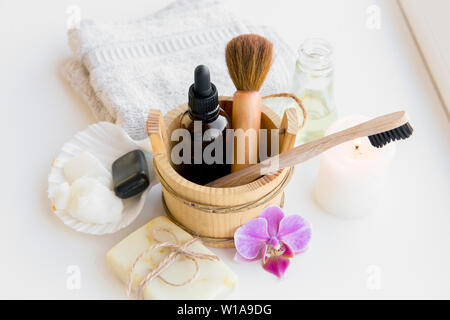 Mit natürlichen Materialien Produkte im Hause, verschiedene kosmetische Produkte im Badezimmer. Minimierung der ökologischen Fußabdruck Konzept. Bamboo Badetuch, biodegra Stockfoto