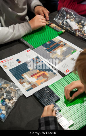 Florenz, Italien - 11. November 2017: Kinder bauen eine Lego Mosaik während der "Ziegel Florenz Festival". Stockfoto