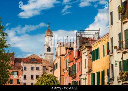 Historischen Zentrum von Venedig schönen und charakteristischen alten venezianischen Häuser mit Turm der Kirche Stockfoto