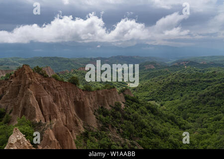 Rozhen Pyramiden - eine einzigartige Pyramide berge Felsen in Bulgarien, in der Nähe von Melnik. Stockfoto