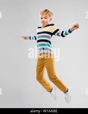 Happy little boy springen und Spaß haben Stockfoto