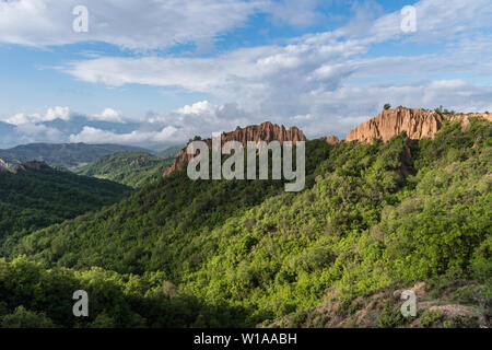 Rozhen Pyramiden - eine einzigartige Pyramide berge Felsen in Bulgarien, in der Nähe von Melnik. Stockfoto