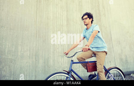 junge Hipster Mann reitet festen Gang Fahrrad Stockfoto