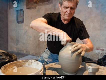 Alte Meister, Tontopf terracotta auf die Töpferei Rad Stockfoto