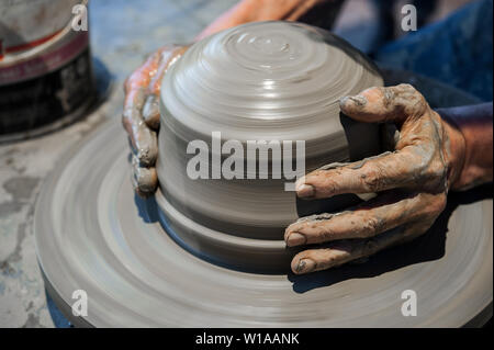 Töpfer bei der Arbeit auf Keramik Rad (Nahaufnahme, Hände und grauen Ton) Stockfoto