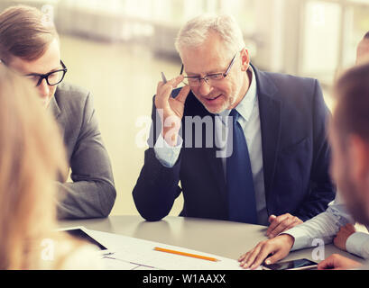 Architekten mit TabletPC und Blaupause im Büro Stockfoto