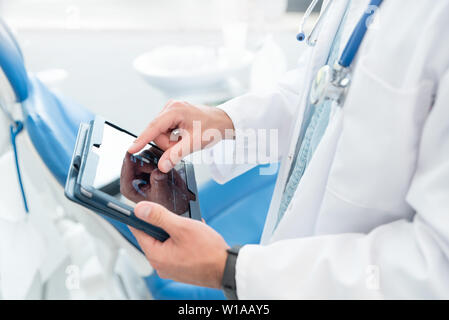 Arzt mit Tablet Computer in seinem Büro. Moderne medizinische Klinik Stockfoto