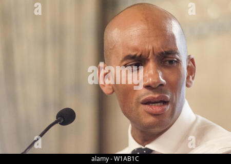 London, England, UK. 01. Juli 2019. Chuka Umuna MP und Liberalen Demokraten London Bürgermeisterkandidat an einem Geldbeschaffer an der Nationalen Liberalen Club in Whitehall. Credit: Peter Hogan/Alamy Stockfoto