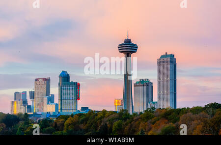 NIAGARA FALLS, Kanada - 27. OKTOBER 2017: Hotels, Kasinos und den Skylon Tower dominieren die Skyline der Stadt bei Sonnenuntergang. Stockfoto