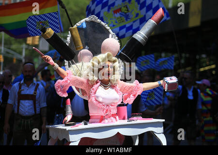 New York, N.Y/USA – 30. Juni 2019:EIN Performer unterhält Menschenmengen während der Pride March WorldPride NYC 2019. Quelle: Gordon Donovan/Alamy Live News Stockfoto