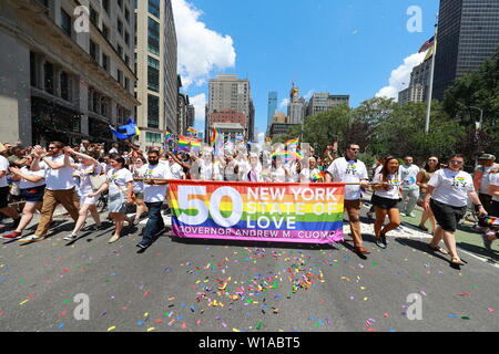 New York, N.Y/USA – 30. Juni 2019: Parade-Teilnehmer während der WorldPride NYC 2019 März. Quelle: Gordon Donovan/Alamy Live News Stockfoto