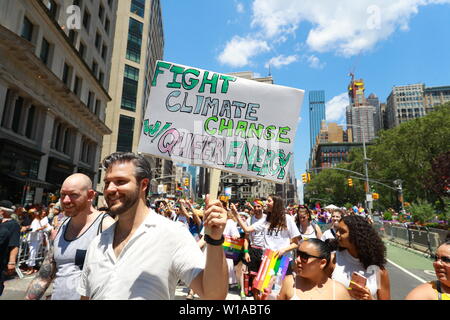 New York, N.Y/USA – 30. Juni 2019: Parade-Teilnehmer während der WorldPride NYC 2019 März. Quelle: Gordon Donovan/Alamy Live News Stockfoto