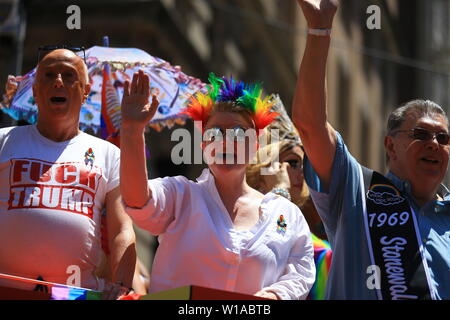 New York, N.Y/USA – 30. Juni 2019: Parade-Teilnehmer während der WorldPride NYC 2019 März. Quelle: Gordon Donovan/Alamy Live News Stockfoto