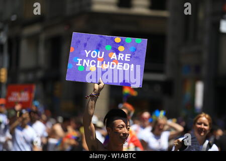 New York, N.Y/USA – 30. Juni 2019: Ein Performer unterhält Menschenmengen während der Pride March WorldPride NYC 2019. Quelle: Gordon Donovan/Alamy Live News Stockfoto