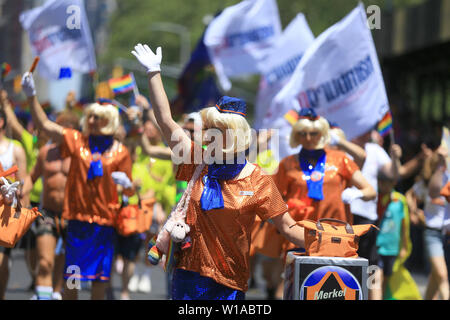 New York, N.Y/USA – 30. Juni 2019: Ein Performer unterhält Menschenmengen während der Pride March WorldPride NYC 2019. Quelle: Gordon Donovan/Alamy Live News Stockfoto