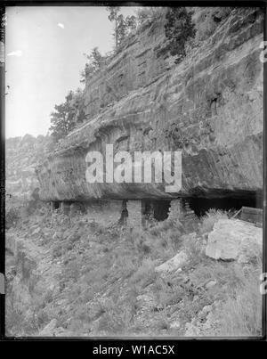 (Alte Nr. 128) Cliff dwellings unter Aubrey Kalkstein, Nussbaum Schluchten Coconino County, Arizona. (Einige kamera Ausrüstung oder etwas in der rechten Flanke von Foto dargestellt)., 1871 - 1878 Stockfoto