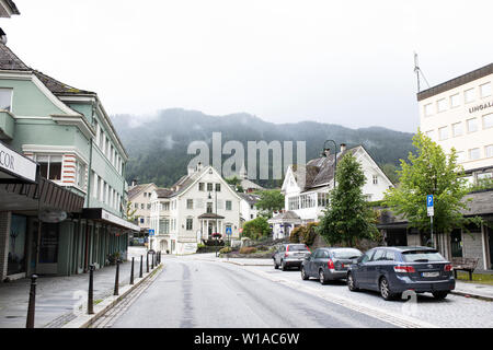 Grova Straße in der Stadt Fister in Hordaland County, Norwegen, mit Nebel über die Berge in der Ferne. Stockfoto