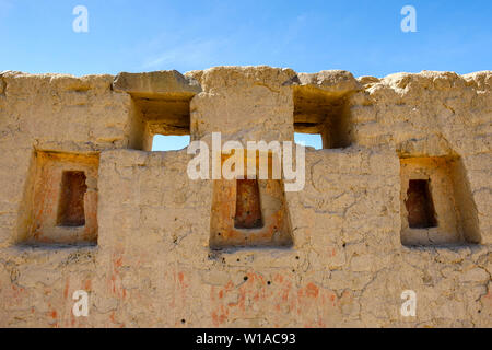 Tambo Colorado, farbenfrohe, alte Ruinen aus Inka-lehmziegel, die Chincha und Inka-Architekturtechniken kombinieren. Süd-Peru. Stockfoto