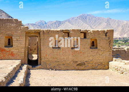 Tambo Colorado, farbenfrohe Inka-lehmziegel-Komplex, antike Ruinen, die Chincha- und Inka-Architekturtechniken kombinieren. Süd-Peru. Stockfoto