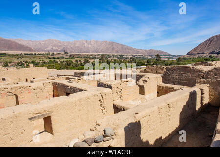 Tambo Colorado, farbenfrohe Inka-lehmziegel-Komplex, antike Ruinen, die Chincha- und Inka-Architekturtechniken kombinieren. Süd-Peru. Stockfoto