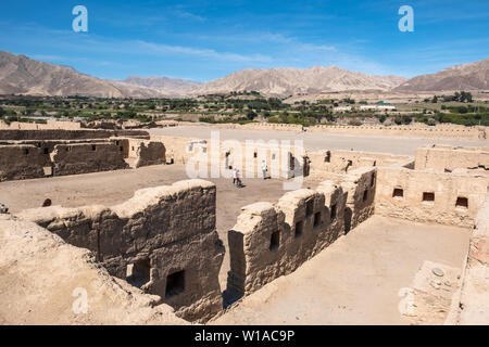 Tambo Colorado, farbenfrohe Inka-lehmziegel-Komplex, antike Ruinen, die Chincha- und Inka-Architekturtechniken kombinieren. Süd-Peru. Stockfoto