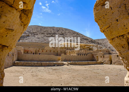 Tambo Colorado, farbenfrohe Inka-lehmziegel-Komplex, antike Ruinen, die Chincha- und Inka-Architekturtechniken kombinieren. Süd-Peru. Stockfoto