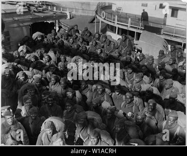 351 Field Artillery [African American] Truppen auf dem Deck der Louisville. Teil der Squadr. . .; Umfang und Inhalt: Die vollständige Beschriftung für diese Posten sind wie folgt: 351 Field Artillery [African American] Truppen auf dem Deck der Louisville. Teil der Staffel A 351 Feld Artilllery, [African American] Truppen, die für die Beförderung Louisville zurück. Diese Männer sind meistens von Pennslyvania. Allgemeine Hinweise: Verwenden Sie Krieg und Konflikt Nummer 718 bei der Bestellung eine Reproduktion oder Anforderung von Informationen zu diesem Bild. Stockfoto